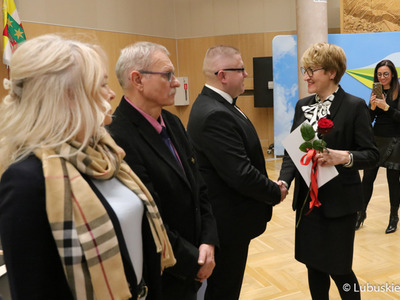 Marszałek Elżbieta Anna Polak gratuluje osobom odznaczonym Odznakami Honorowymi za Zasługi dla Województwa Lubuskiego.