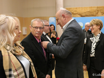 Marszałek Elżbieta Anna Polak oraz przewodniczący Sejmiku Wacław Maciuszonek wręczają Odznaki Honorowe za Zasługi dla Województwa Lubuskiego.