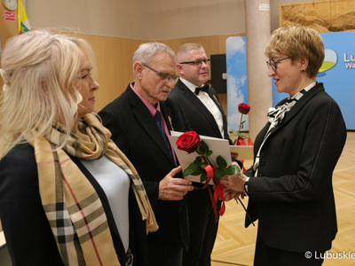 Marszałek Elżbieta Anna Polak gratuluje osobom odznaczonym Odznakami Honorowymi za Zasługi dla Województwa Lubuskiego.