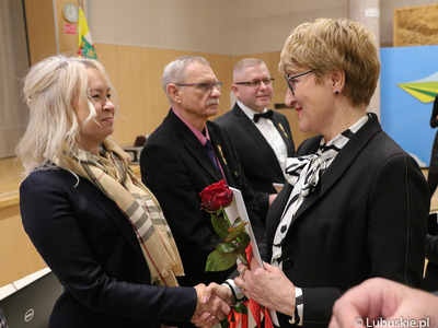 Marszałek Elżbieta Anna Polak gratuluje osobom odznaczonym Odznakami Honorowymi za Zasługi dla Województwa Lubuskiego.