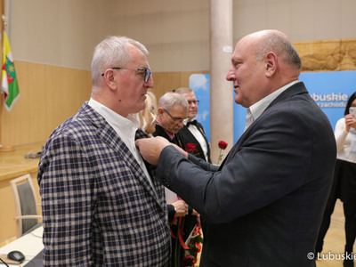 Przewodniczący Sejmiku Wacław Maciuszonek wręcza Odznaki Honorowe za Zasługi dla Województwa Lubuskiego.