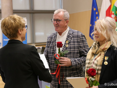 Marszałek Elżbieta Anna Polak gratuluje osobom odznaczonym Odznakami Honorowymi za Zasługi dla Województwa Lubuskiego.