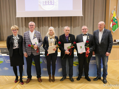 Marszałek Elżbieta Anna Polak (z lewej) oraz przewodniczący Sejmiku Wacław Maciuszonek (z prawej) z odznaczonymi Odznakami Honorowymi za Zasługi dla Województwa Lubuskiego.