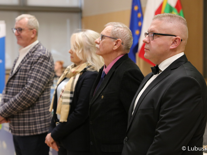 Czwórka odznaczonych Odznakami Honorowymi za Zasługi dla Województwa Lubuskiego.