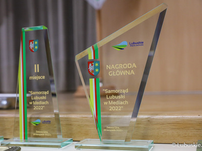 Statuetki dla laureatów konkursu „Samorząd Lubuski w Mediach 2022”