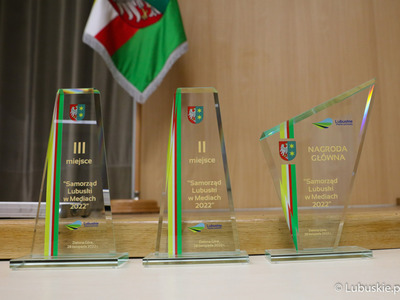 Statuetki dla laureatów konkursu „Samorząd Lubuski w Mediach 2022”