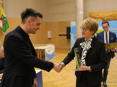 Marszałek województwa lubuskiego Elżbieta Anna Polak wręcza nagrodę Michałowi Szczęchowi