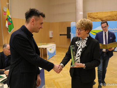 Marszałek województwa lubuskiego Elżbieta Anna Polak wręcza nagrodę Michałowi Szczęchowi