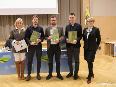 Marszałek województwa lubuskiego Elżbieta Anna Polak (z prawej) z laureatami konkursu „Samorząd Lubuski w Mediach 2022”: 
Mateusz Pojnar (w środku), Piotr Bakselerowicz (drugi z lewej) oraz Michał Szczęch (drugi z prawej)..  