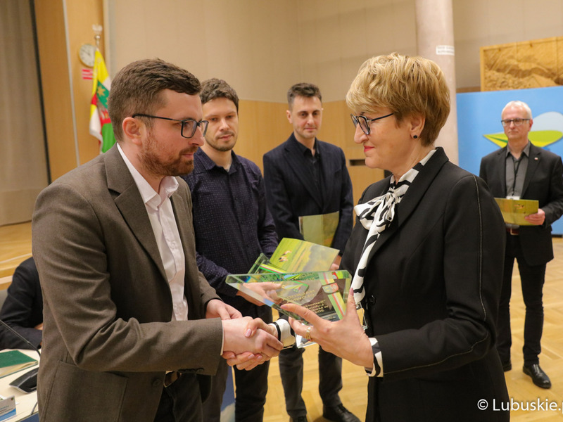 Marszałek województwa lubuskiego Elżbieta Anna Polak wręcza nagrodę Mateuszowi Pojnarowi