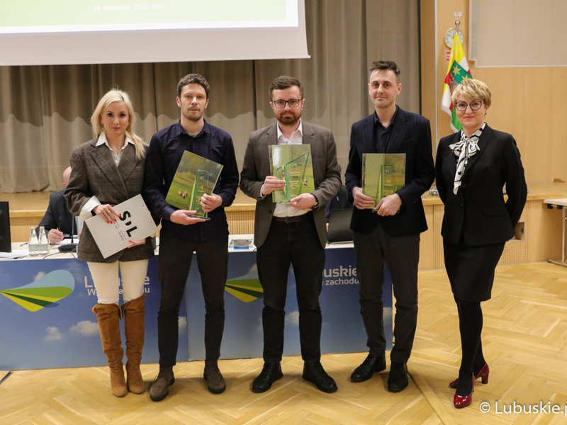 Marszałek województwa lubuskiego Elżbieta Anna Polak (z prawej) z laureatami konkursu „Samorząd Lubuski w Mediach 2022”: 
Mateusz Pojnar (w środku), Piotr Bakselerowicz (drugi z lewej) oraz Michał Szczęch (drugi z prawej).