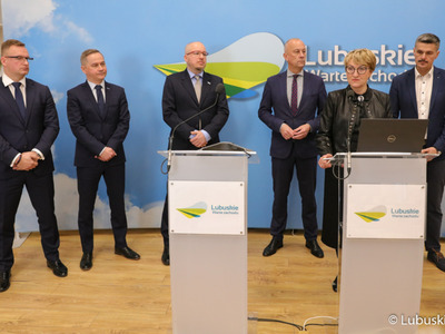 Uczestnicy konferencji prasowej "Zielone Lubuskie: oszczędzamy energię i chronimy klimat. Budowa wzorcowego budynku pasywnego": Marszałek Województwa Lubuskiego Elżbieta Anna Polak,  członek Zarządu Województwa Lubuskiego Marcin Jabłoński, radny Województwa Lubuskiego Sebastian Ciemnoczołowski, prezes zarządu New Construction Concept sp. z o. o. w Katowicach Dawid Śliwa oraz prezes zarządu Centrum Energetyki Odnawialnej, Uniwersytet Zielonogórski Radosław Grech.