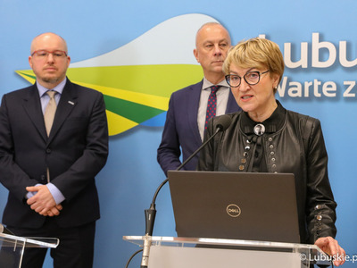 Uczestnicy konferencji prasowej "Zielone Lubuskie: oszczędzamy energię i chronimy klimat. Budowa wzorcowego budynku pasywnego". Przy mikrofonie Marszałek Województwa Lubuskiego Elżbieta Anna Polak.