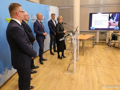 Uczestnicy konferencji prasowej "Zielone Lubuskie: oszczędzamy energię i chronimy klimat. Budowa wzorcowego budynku pasywnego". Przy mikrofonie Marszałek Województwa Lubuskiego Elżbieta Anna Polak.