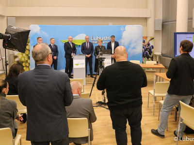 Uczestnicy konferencji prasowej "Zielone Lubuskie: oszczędzamy energię i chronimy klimat. Budowa wzorcowego budynku pasywnego": Marszałek Województwa Lubuskiego Elżbieta Anna Polak,  członek Zarządu Województwa Lubuskiego Marcin Jabłoński, radny Województwa Lubuskiego Sebastian Ciemnoczołowski, prezes zarządu New Construction Concept sp. z o. o. w Katowicach Dawid Śliwa oraz prezes zarządu Centrum Energetyki Odnawialnej, Uniwersytet Zielonogórski Radosław Grech.