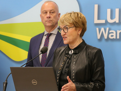 Uczestnicy konferencji prasowej "Zielone Lubuskie: oszczędzamy energię i chronimy klimat. Budowa wzorcowego budynku pasywnego". Przy mikrofonie Marszałek Województwa Lubuskiego Elżbieta Anna Polak.