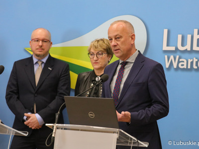 Uczestnicy konferencji prasowej "Zielone Lubuskie: oszczędzamy energię i chronimy klimat. Budowa wzorcowego budynku pasywnego". Przy mikrofonie członek Zarządu Województwa Lubuskiego Marcin Jabłoński.