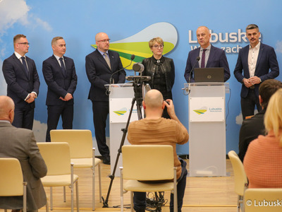 Uczestnicy konferencji prasowej "Zielone Lubuskie: oszczędzamy energię i chronimy klimat. Budowa wzorcowego budynku pasywnego": Marszałek Województwa Lubuskiego Elżbieta Anna Polak,  członek Zarządu Województwa Lubuskiego Marcin Jabłoński, radny Województwa Lubuskiego Sebastian Ciemnoczołowski, prezes zarządu New Construction Concept sp. z o. o. w Katowicach Dawid Śliwa oraz prezes zarządu Centrum Energetyki Odnawialnej, Uniwersytet Zielonogórski Radosław Grech.