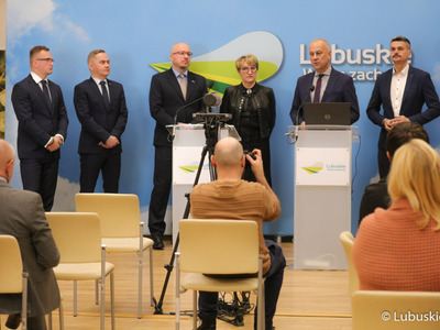 Uczestnicy konferencji prasowej "Zielone Lubuskie: oszczędzamy energię i chronimy klimat. Budowa wzorcowego budynku pasywnego": Marszałek Województwa Lubuskiego Elżbieta Anna Polak,  członek Zarządu Województwa Lubuskiego Marcin Jabłoński, radny Województwa Lubuskiego Sebastian Ciemnoczołowski, prezes zarządu New Construction Concept sp. z o. o. w Katowicach Dawid Śliwa oraz prezes zarządu Centrum Energetyki Odnawialnej, Uniwersytet Zielonogórski Radosław Grech.