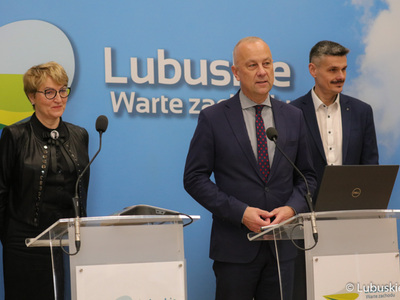 Uczestnicy konferencji prasowej "Zielone Lubuskie: oszczędzamy energię i chronimy klimat. Budowa wzorcowego budynku pasywnego". Przy mikrofonie członek Zarządu Województwa Lubuskiego Marcin Jabłoński.
