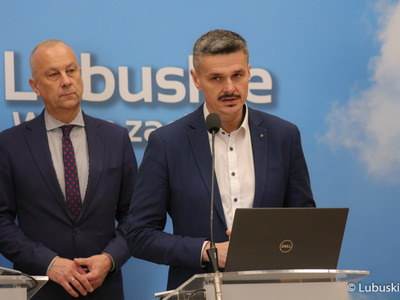 Uczestnicy konferencji prasowej "Zielone Lubuskie: oszczędzamy energię i chronimy klimat. Budowa wzorcowego budynku pasywnego". Przy mikrofonie radny Województwa Lubuskiego Sebastian Ciemnoczołowski.