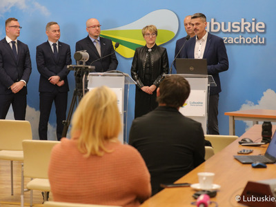 Uczestnicy konferencji prasowej "Zielone Lubuskie: oszczędzamy energię i chronimy klimat. Budowa wzorcowego budynku pasywnego": Marszałek Województwa Lubuskiego Elżbieta Anna Polak,  członek Zarządu Województwa Lubuskiego Marcin Jabłoński, radny Województwa Lubuskiego Sebastian Ciemnoczołowski (przy mikrofonie), prezes zarządu New Construction Concept sp. z o. o. w Katowicach Dawid Śliwa oraz prezes zarządu Centrum Energetyki Odnawialnej, Uniwersytet Zielonogórski Radosław Grech.