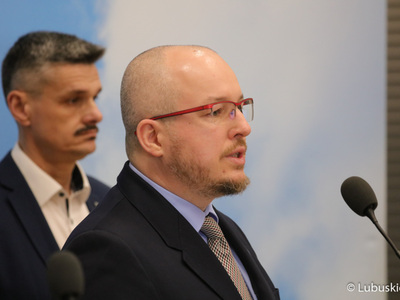 Uczestnicy konferencji prasowej "Zielone Lubuskie: oszczędzamy energię i chronimy klimat. Budowa wzorcowego budynku pasywnego". Przy mikrofonie prezes zarządu New Construction Concept sp. z o. o. w Katowicach Dawid Śliwa.