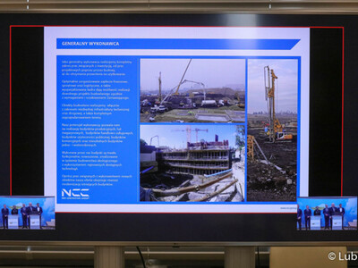 Monitor z prezentacją na konferencji prasowej "Zielone Lubuskie: oszczędzamy energię i chronimy klimat. Budowa wzorcowego budynku pasywnego".