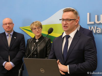 Uczestnicy konferencji prasowej "Zielone Lubuskie: oszczędzamy energię i chronimy klimat. Budowa wzorcowego budynku pasywnego". Przy mikrofonie prezes zarządu Centrum Energetyki Odnawialnej, Uniwersytet Zielonogórski Radosław Grech.