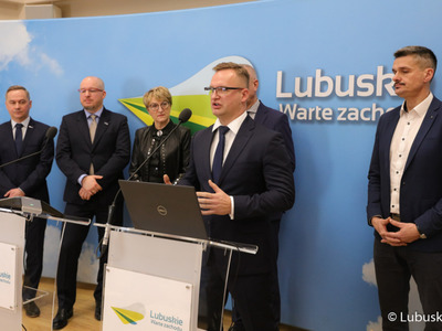Uczestnicy konferencji prasowej "Zielone Lubuskie: oszczędzamy energię i chronimy klimat. Budowa wzorcowego budynku pasywnego". Przy mikrofonie prezes zarządu Centrum Energetyki Odnawialnej, Uniwersytet Zielonogórski Radosław Grech.