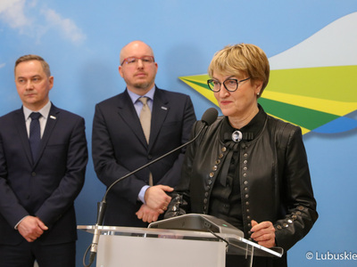 Uczestnicy konferencji prasowej "Zielone Lubuskie: oszczędzamy energię i chronimy klimat. Budowa wzorcowego budynku pasywnego". Przy mikrofonie Marszałek Województwa Lubuskiego Elżbieta Anna Polak.