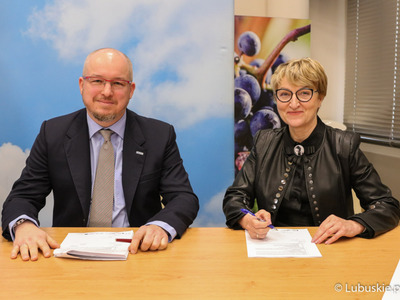 Uczestnicy konferencji prasowej "Zielone Lubuskie: oszczędzamy energię i chronimy klimat. Budowa wzorcowego budynku pasywnego" podpisują umowę. Na zdjęciu Marszałek Województwa Lubuskiego Elżbieta Anna Polak oraz prezes zarządu New Construction Concept sp. z o. o. w Katowicach Dawid Śliwa.