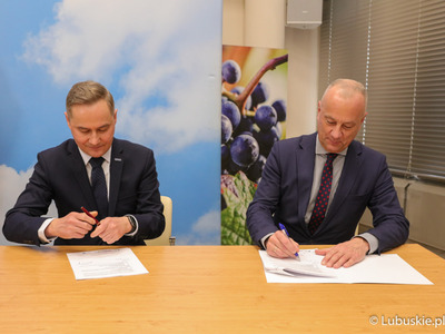 Uczestnicy konferencji prasowej "Zielone Lubuskie: oszczędzamy energię i chronimy klimat. Budowa wzorcowego budynku pasywnego" podpisują umowę. Na zdjęciu członek Zarządu Województwa Lubuskiego Marcin Jabłoński (z prawej) oraz prezes zarządu New Construction Concept sp. z o. o. w Katowicach Dawid Śliwa.
