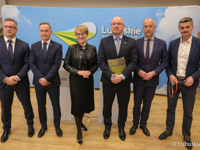 Uczestnicy konferencji prasowej "Zielone Lubuskie: oszczędzamy energię i chronimy klimat. Budowa wzorcowego budynku pasywnego": Marszałek Województwa Lubuskiego Elżbieta Anna Polak,  członek Zarządu Województwa Lubuskiego Marcin Jabłoński, radny Województwa Lubuskiego Sebastian Ciemnoczołowski, prezes zarządu New Construction Concept sp. z o. o. w Katowicach Dawid Śliwa oraz prezes zarządu Centrum Energetyki Odnawialnej, Uniwersytet Zielonogórski Radosław Grech.