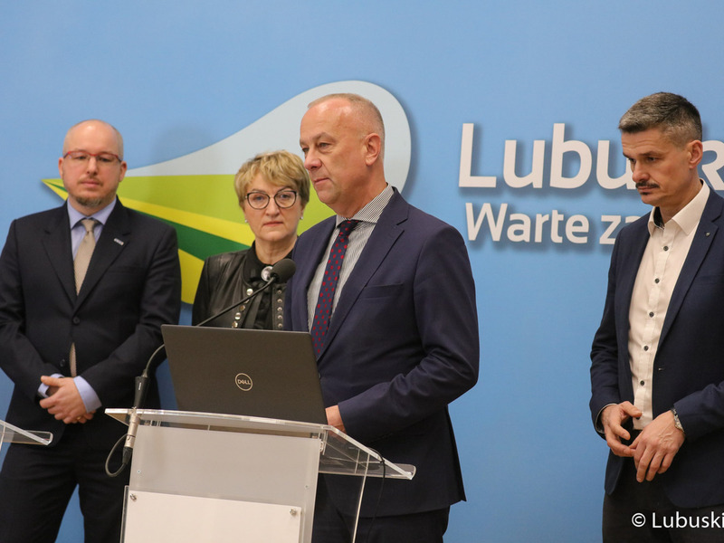 Uczestnicy konferencji prasowej "Zielone Lubuskie: oszczędzamy energię i chronimy klimat. Budowa wzorcowego budynku pasywnego". Przy mikrofonie członek Zarządu Województwa Lubuskiego Marcin Jabłoński.