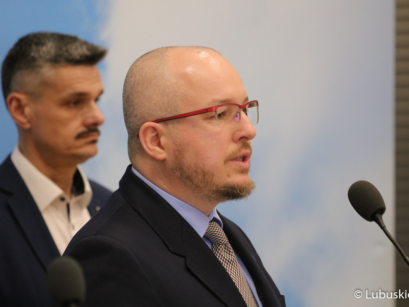 Uczestnicy konferencji prasowej "Zielone Lubuskie: oszczędzamy energię i chronimy klimat. Budowa wzorcowego budynku pasywnego". Przy mikrofonie prezes zarządu New Construction Concept sp. z o. o. w Katowicach Dawid Śliwa.