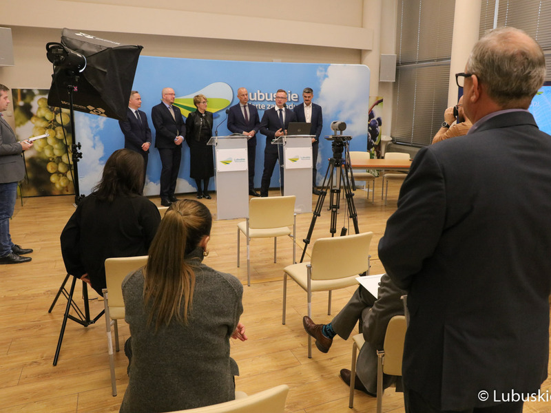 Uczestnicy konferencji prasowej "Zielone Lubuskie: oszczędzamy energię i chronimy klimat. Budowa wzorcowego budynku pasywnego": Marszałek Województwa Lubuskiego Elżbieta Anna Polak,  członek Zarządu Województwa Lubuskiego Marcin Jabłoński, radny Województwa Lubuskiego Sebastian Ciemnoczołowski, prezes zarządu New Construction Concept sp. z o. o. w Katowicach Dawid Śliwa oraz prezes zarządu Centrum Energetyki Odnawialnej, Uniwersytet Zielonogórski Radosław Grech.