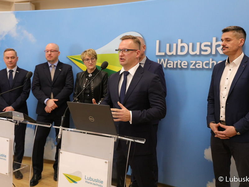 Uczestnicy konferencji prasowej "Zielone Lubuskie: oszczędzamy energię i chronimy klimat. Budowa wzorcowego budynku pasywnego". Przy mikrofonie prezes zarządu Centrum Energetyki Odnawialnej, Uniwersytet Zielonogórski Radosław Grech.