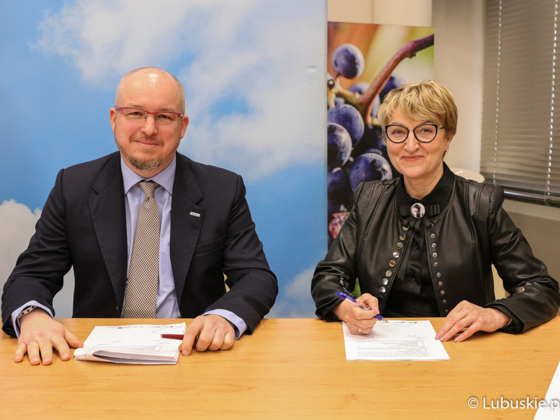 Uczestnicy konferencji prasowej "Zielone Lubuskie: oszczędzamy energię i chronimy klimat. Budowa wzorcowego budynku pasywnego" podpisują umowę. Na zdjęciu Marszałek Województwa Lubuskiego Elżbieta Anna Polak oraz prezes zarządu New Construction Concept sp. z o. o. w Katowicach Dawid Śliwa.