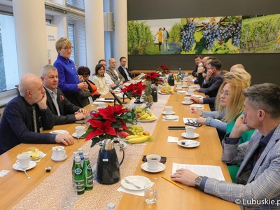 Marszałek Elżbieta Anna Polak (stoi) na spotkaniu rady klinicystów w sali prasowej Urzędu Marszałkowskiego Województwa Lubuskiego w Zielonej Górze