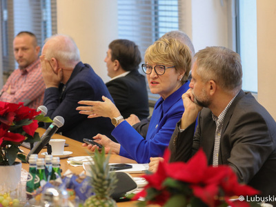 Marszałek Elżbieta Anna Polak na spotkaniu rady klinicystów w sali prasowej Urzędu Marszałkowskiego Województwa Lubuskiego w Zielonej Górze