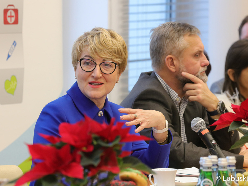 Marszałek Elżbieta Anna Polak na spotkaniu rady klinicystów w sali prasowej Urzędu Marszałkowskiego Województwa Lubuskiego w Zielonej Górze