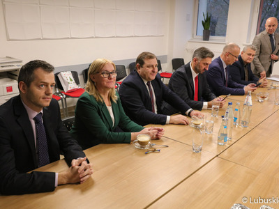 Dyrektor Departamentu Programów Regionalnych UMWL Marek Kamiński (stoi) zwrócił uwagę, że kolejne miliony unijnego wsparcia dla nowosolskiej lecznicy udało się wygospodarować z kończącej się perspektywy Regionalnego Programu Operacyjnego – Lubuskie 2020. 