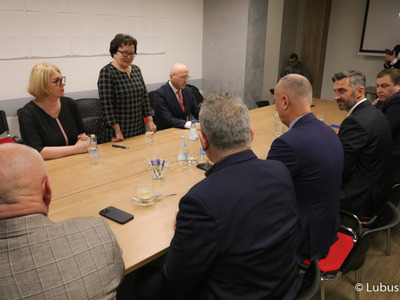 Ze strony szpitala w podpisaniu aneksu do umowy towarzyszyli dyrektor Bożenie Osińskiej (stoi) - zastępca dyrektora ds. Eksploatacyjno-Administracyjnych Justyna Koszal i główny księgowy Mariusz Szymakowski.