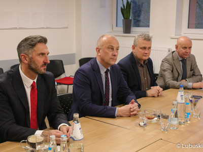 Członek zarządu województwa lubuskiego Marcin Jabłoński (drogi z lewej) podpisał z dyrekcją Wielospecjalistycznego Szpitala Samodzielnego Publicznego Zakładu Opieki Zdrowotnej w Nowej Soli aneks do umowy na realizację przebudowy kotłowni węglowej na kotłownię gazową”. Lecznica zyskała na inwestycję dodatkowe blisko 2,8 mln zł.