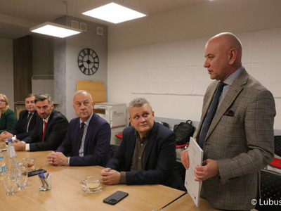 Dyrektor Departamentu Programów Regionalnych UMWL Marek Kamiński (stoi) zwrócił uwagę, że kolejne miliony unijnego wsparcia dla nowosolskiej lecznicy udało się wygospodarować z kończącej się perspektywy Regionalnego Programu Operacyjnego – Lubuskie 2020. 