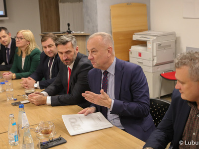 Członek zarządu województwa lubuskiego Marcin Jabłoński podpisał z dyrekcją Wielospecjalistycznego Szpitala Samodzielnego Publicznego Zakładu Opieki Zdrowotnej w Nowej Soli aneks do umowy na realizację przebudowy kotłowni węglowej na kotłownię gazową”. Lecznica zyskała na inwestycję dodatkowe blisko 2,8 mln zł.