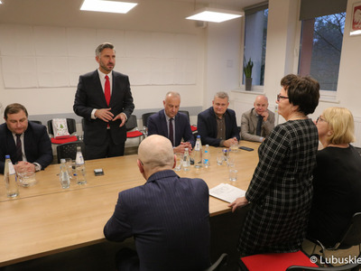 - Bardzo się wszyscy jak tu jesteśmy cieszymy się, że szpital w Nowej Soli otrzymuje dodatkowe środki finansowe. Cieszymy się i dziękujemy Zarządowi Województwa, że te pieniądze się znalazły, ale to jest także premia dla tych, którzy są gotowi i potrafią sięgać po te pieniądze.  Którzy posiedli umiejętność przygotowywania projektów europejskich, co wcale nie są łatwe. Którzy z dużą determinacją i pasją potrafią zabiegać o przyjaciół – wymieniał poseł RP Waldemar Sług