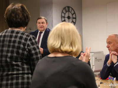 - Olbrzymie dziękuję dla zespołu, z którym przyszło mi współpracować i olbrzymie dziękuję dla pani dyrektor za te wszystkie spotkania i za cierpliwość – mówił radny Grzegorz Potęga (stoi). - Trzeba w życiu być cierpliwym, aby dojść do celu. Ten cel, który finalizujemy w wigilię mikołajek jest szczególnie wartościowy.

