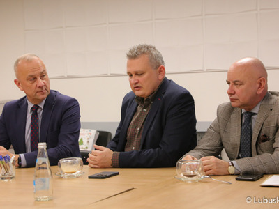Do gratulacji dla dyrekcji lecznicy dołączył Marcin Stokłosa (w środku), który dziękował jako nowosolanin, radny powiatu i członek Rady Społecznej Wielospecjalistycznego Szpitala Samodzielnego Publicznego Zakładu Opieki Zdrowotnej w Nowej Soli.